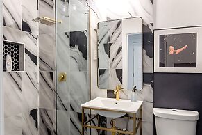 Pool Hottub Magic School Bus 5 Mins to Downtown