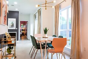 Pool Hottub Magic School Bus 5 Mins to Downtown