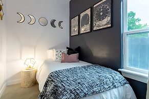 Pool Hottub Magic School Bus 5 Mins to Downtown