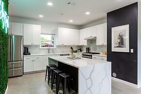 Pool Hottub Magic School Bus 5 Mins to Downtown