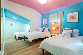 Pool Hottub Magic School Bus 5 Mins to Downtown