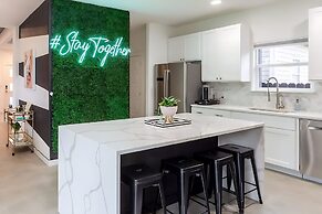 Pool Hottub Magic School Bus 5 Mins to Downtown