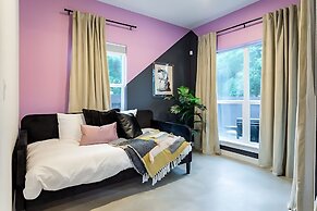 Pool Hottub Magic School Bus 5 Mins to Downtown