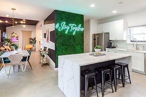 Pool Hottub Magic School Bus 5 Mins to Downtown