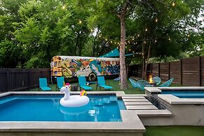 Pool Hottub Magic School Bus 5 Mins to Downtown