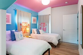 Pool Hottub Magic School Bus 5 Mins to Downtown