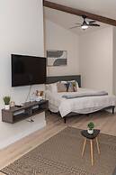 Cozy Studio Apt Close to the Gardens - King Bed