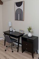 Cozy Studio Apt Close to the Gardens - King Bed