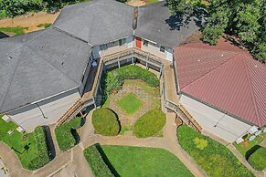 Cozy Studio Apt Close to the Gardens - King Bed