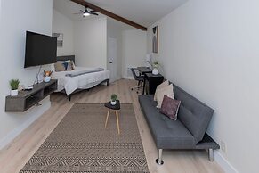 Cozy Studio Apt Close to the Gardens - King Bed