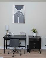 Cozy Studio Apt Close to the Gardens - King Bed