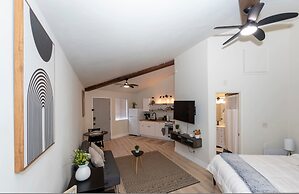 Cozy Studio Apt Close to the Gardens - King Bed