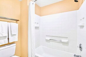 Apt Close to Universal Studios With Hot Tub, Pool!