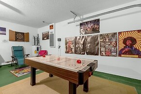Upstay - Family Home w Private Pool and Games
