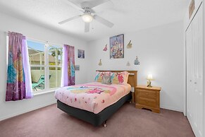 Upstay - Family Home w Private Pool and Games