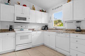 Upstay - Family Home w Private Pool and Games