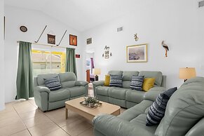 Upstay - Family Home w Private Pool and Games