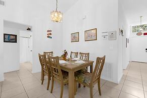 Upstay - Family Home w Private Pool and Games