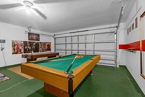 Upstay - Family Home w Private Pool and Games
