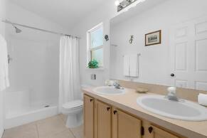 Upstay - Family Home w Private Pool and Games