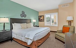 King Bedroom Suite w Outdoor Pool Hot Tub Arcade