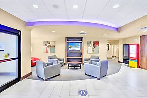 King Bedroom Suite w Outdoor Pool Hot Tub Arcade