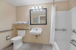 King Bedroom Suite w Outdoor Pool Hot Tub Arcade