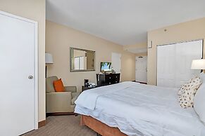 King Bedroom Suite w Outdoor Pool Hot Tub Arcade