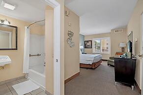 King Bedroom Suite w Outdoor Pool Hot Tub Arcade