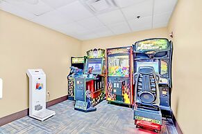 King Bedroom Suite w Outdoor Pool Hot Tub Arcade