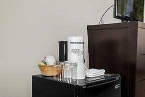 King Bedroom Suite w Outdoor Pool Hot Tub Arcade