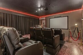 Upstay - Mansion w Kids Theme Rooms Pool Cinema