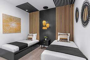 Upstay - Mansion w Kids Theme Rooms Pool Cinema