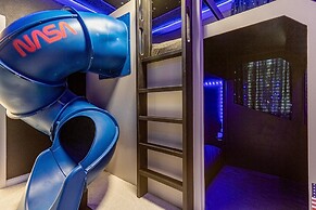 Upstay - Mansion w Kids Theme Rooms Pool Cinema