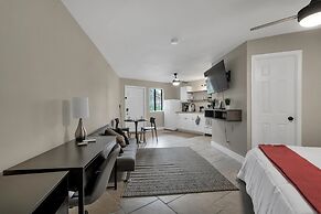 Modern Studio Apartment - King Bed