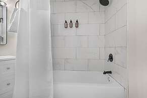 Modern Studio Apartment - King Bed