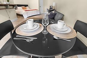 Modern Studio Apartment - King Bed