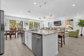 Upstay - Gator Getaway w Pool Hot Tub Theme Rooms