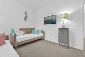 Upstay - Gator Getaway w Pool Hot Tub Theme Rooms