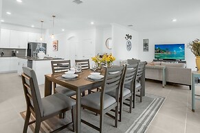 Upstay - NEW Build at Championsgate With Pool Spa