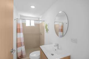 Upstay - Brand New Condo w Pool - 5 Mins to Beach