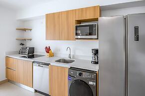 Upstay - Brand New Condo w Pool - 5 Mins to Beach