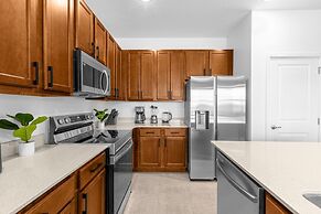 Modern 8BR Family Home With Private Pool BBQ