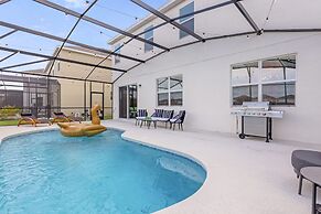 Modern 8BR Family Home With Private Pool BBQ
