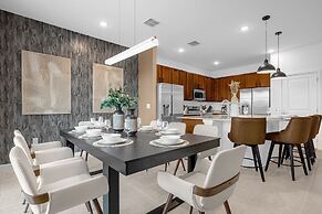 Modern 8BR Family Home With Private Pool BBQ