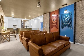 Modern 8BR Family Home With Private Pool BBQ