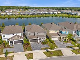 Modern 8BR Family Home With Private Pool BBQ