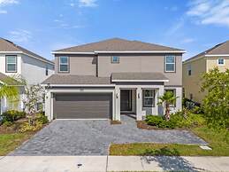 Modern 8BR Family Home With Private Pool BBQ