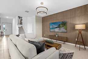 Modern 8BR Family Home With Private Pool BBQ