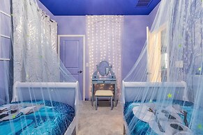 Modern 8BR Family Home With Private Pool BBQ